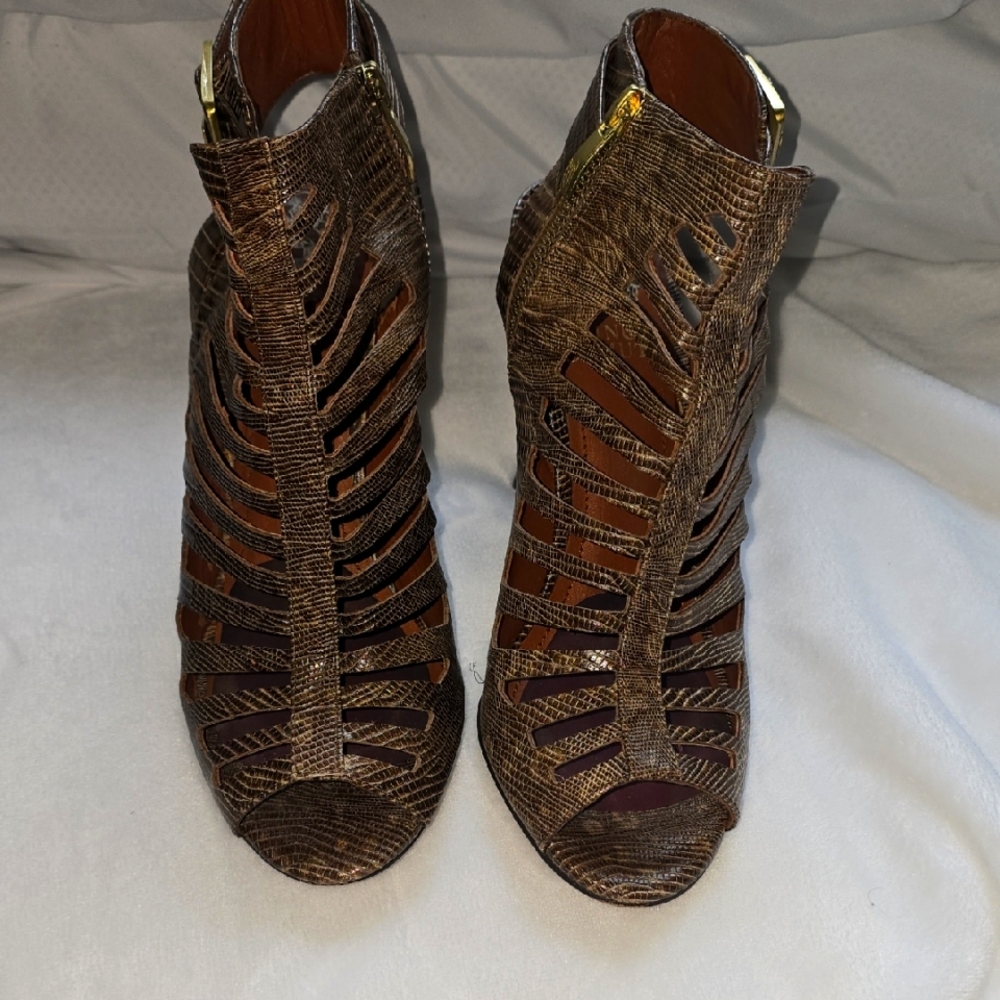 Vince Camuto Brown Heels Elegant Design